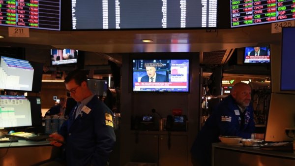 融易富配资 特朗普推动公务员制度改革 将更多联邦公务员纳入总统管辖